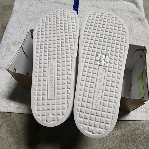 MICHAEL Michael Kors Women's White Gilmore Slides Pool Shoes slippers sandals - Picture 6 of 6